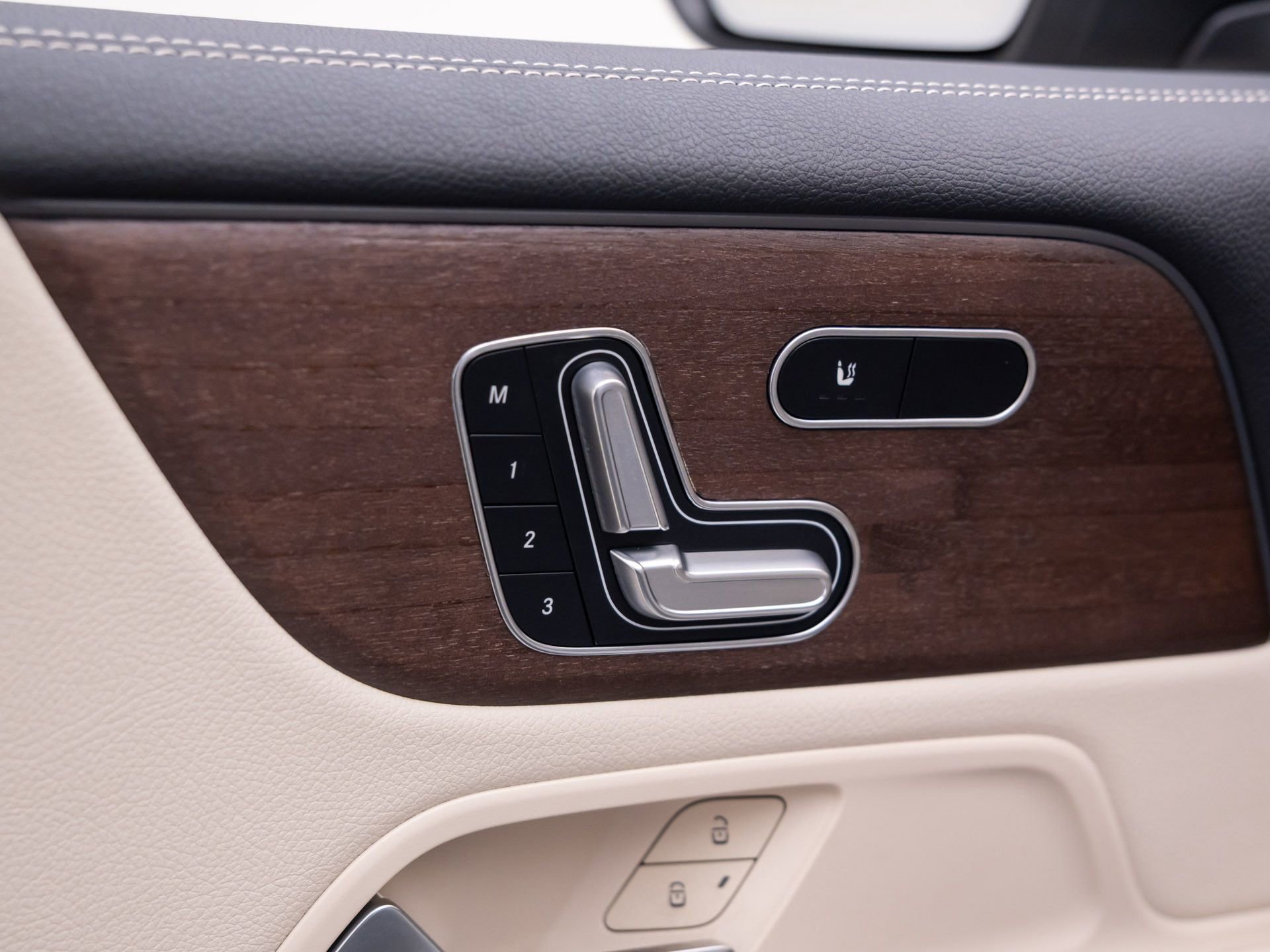 Used 2023 Mercedes-Benz EQB 300 4MATIC w/ Exclusive Package image 16