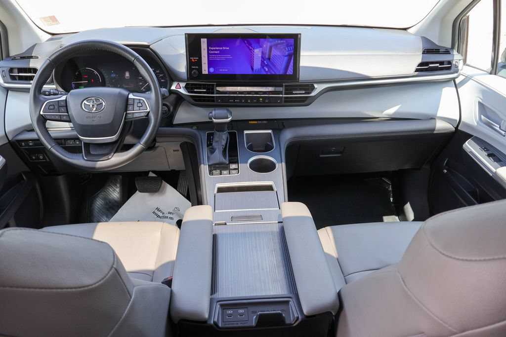 Used 2025 Toyota Sienna XLE FWD image 7