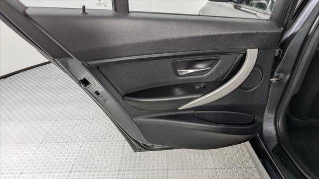 Used 2016 BMW 320i xDrive Sedan AWD/4WD image 17