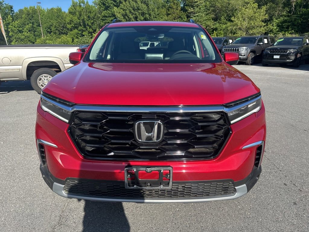 Used 2025 Honda Pilot Touring image 2