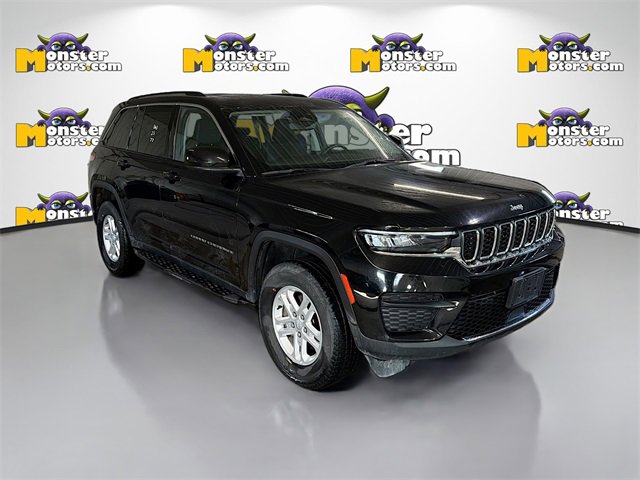 Used 2023 Jeep Grand Cherokee Laredo image 3