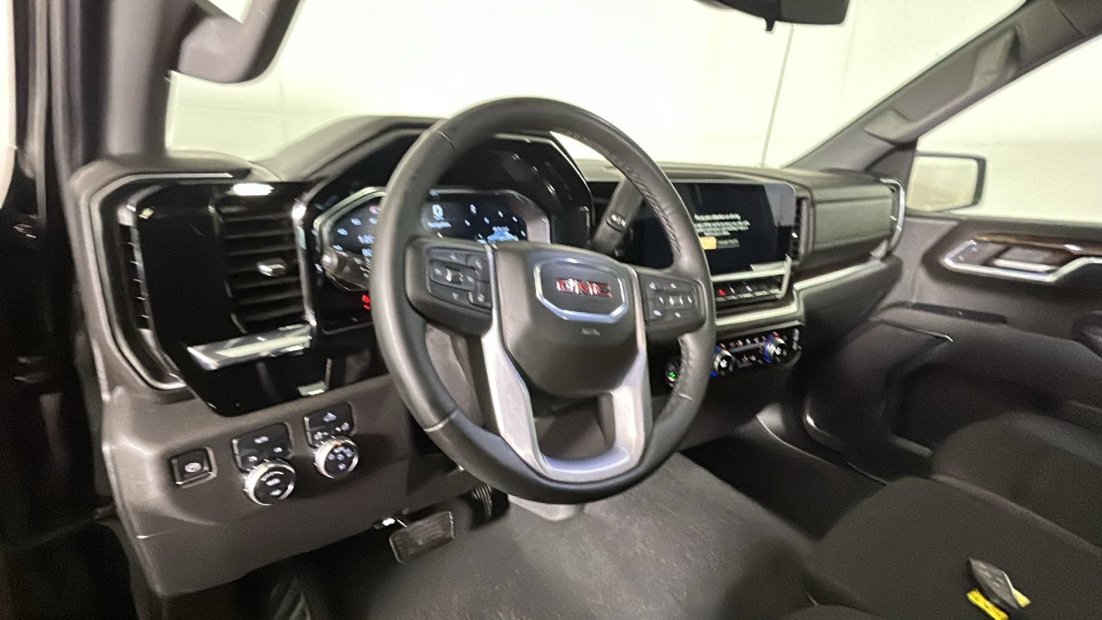 Used 2024 GMC Sierra 1500 Elevation w/ LPO, GMC Protection Package AWD/4WD image 17