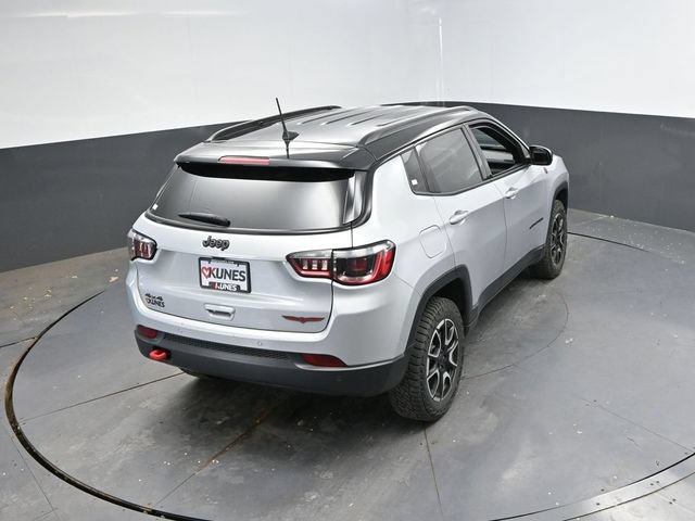Used 2025 Jeep Compass Trailhawk AWD/4WD image 36