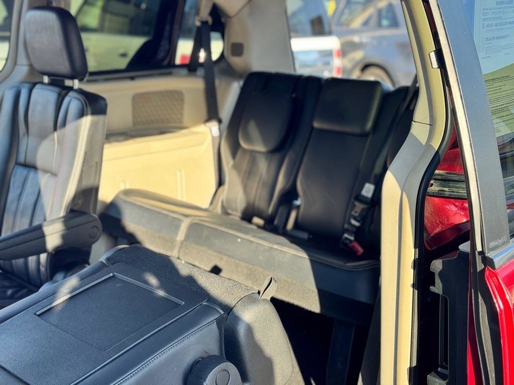 Used 2013 Chrysler Town & Country Touring FWD image 12