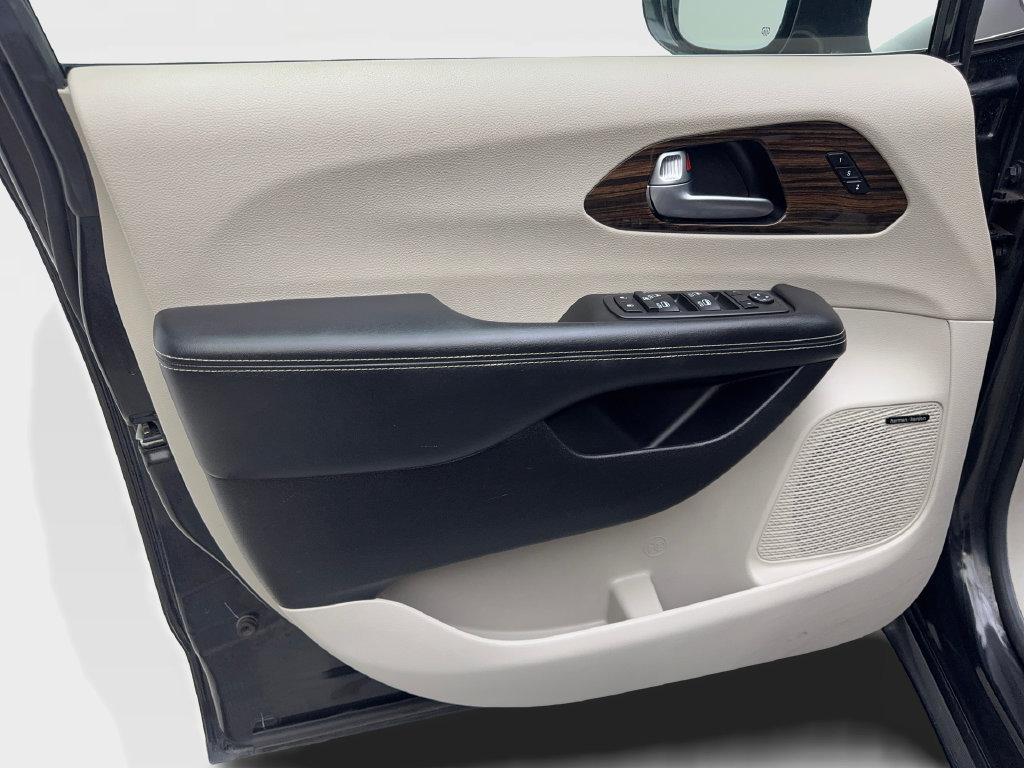 Used 2022 Chrysler Pacifica Limited FWD image 34
