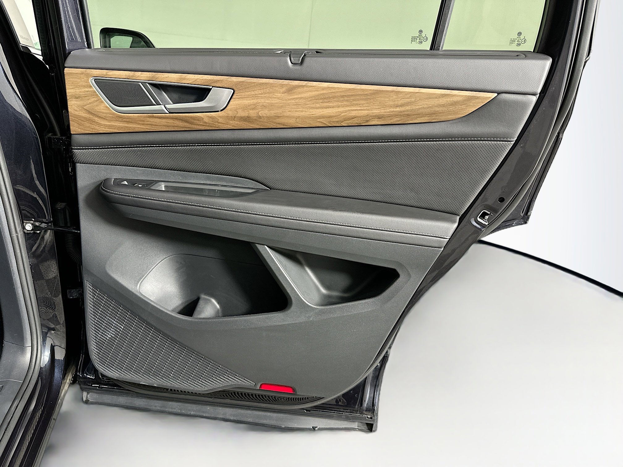 Used 2025 Volkswagen Atlas SE image 31