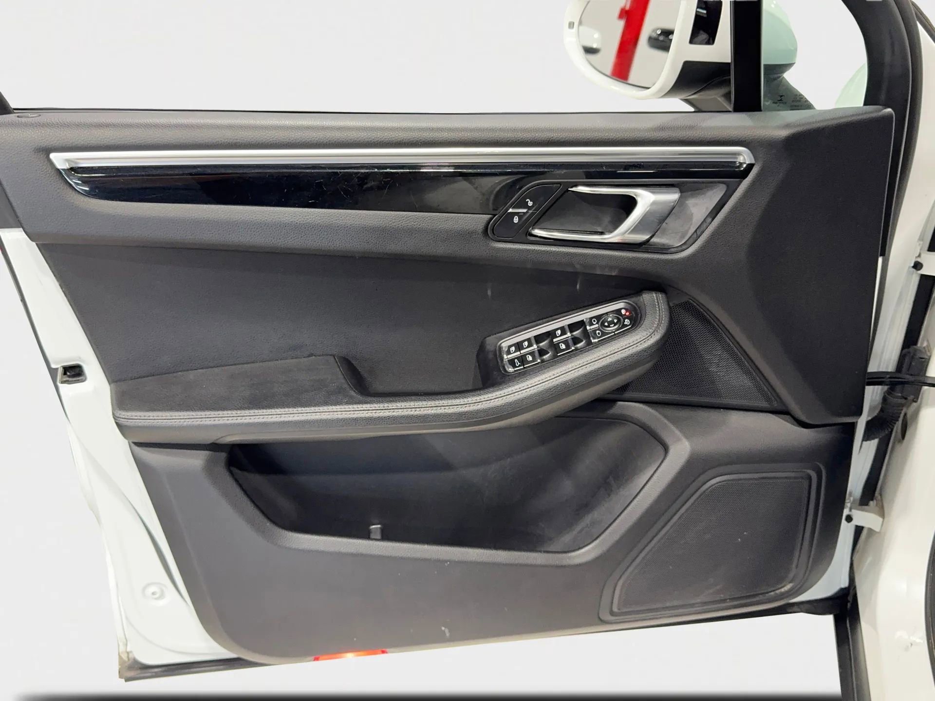 Used 2017 Porsche Macan image 11