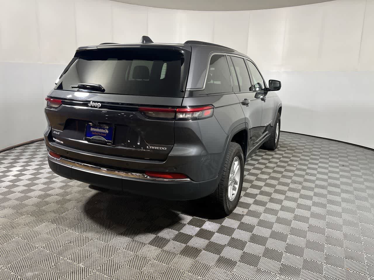 Used 2024 Jeep Grand Cherokee Laredo AWD/4WD image 8