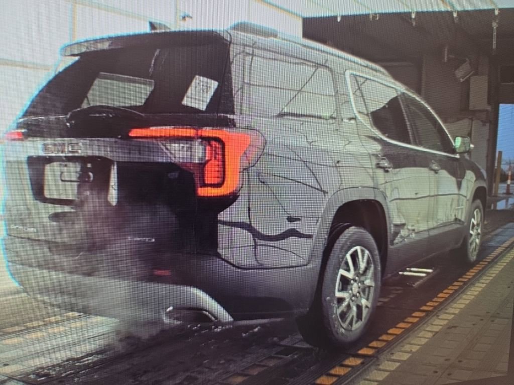 Used 2023 GMC Acadia SLE w/ Driver Convenience Package image 3