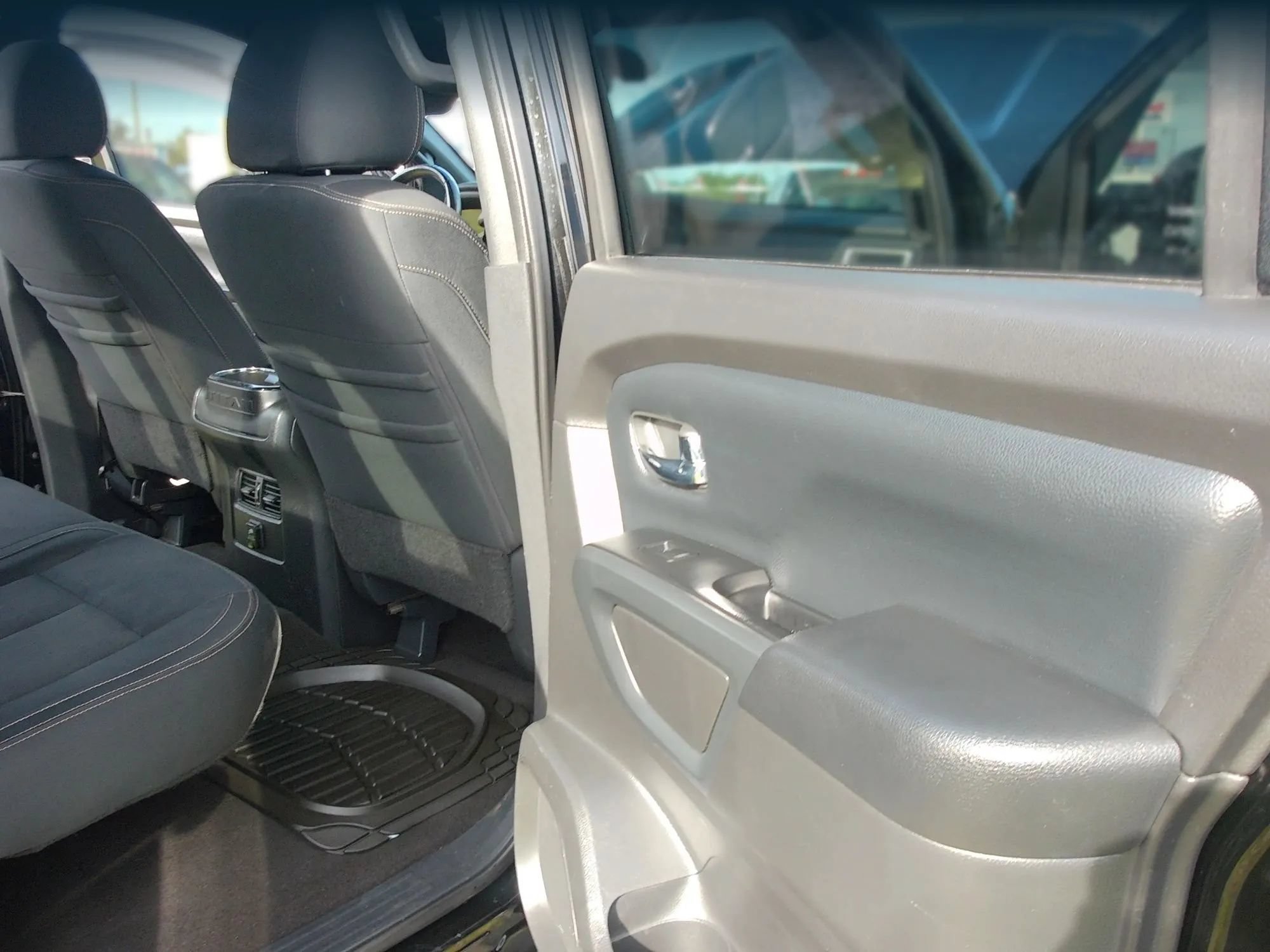 Used 2018 Nissan Titan SV w/ SV Convenience Package AWD/4WD image 33