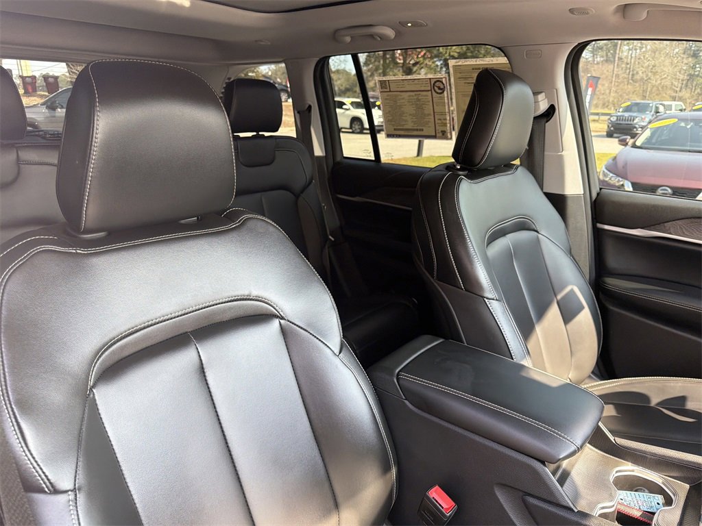 Used 2024 Jeep Grand Cherokee Limited w/ Black Appearance Package image 20