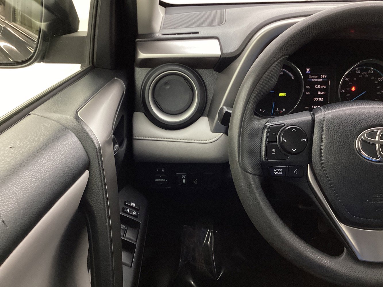 Used 2018 Toyota RAV4 LE image 31