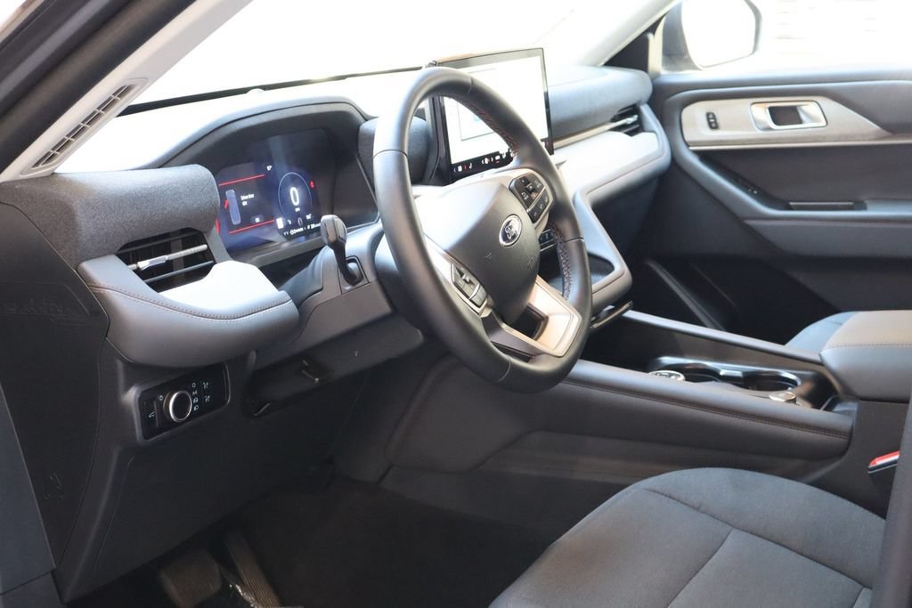Used 2025 Ford Explorer Active AWD/4WD image 17