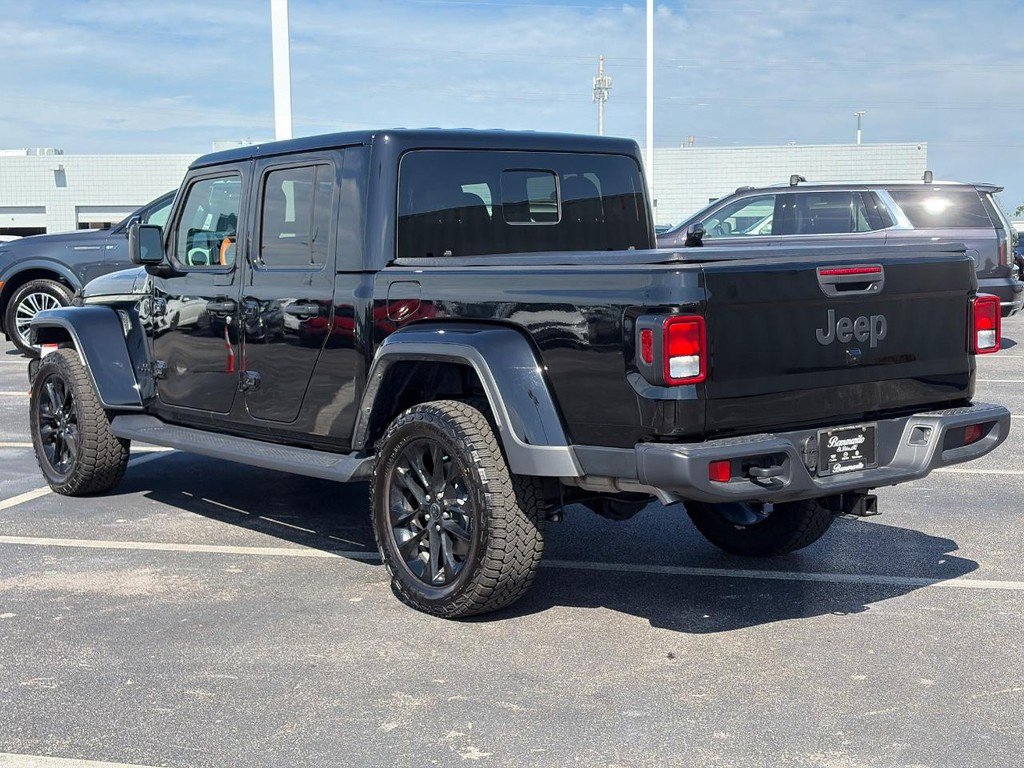 Used 2025 Jeep Gladiator Sport AWD/4WD image 8