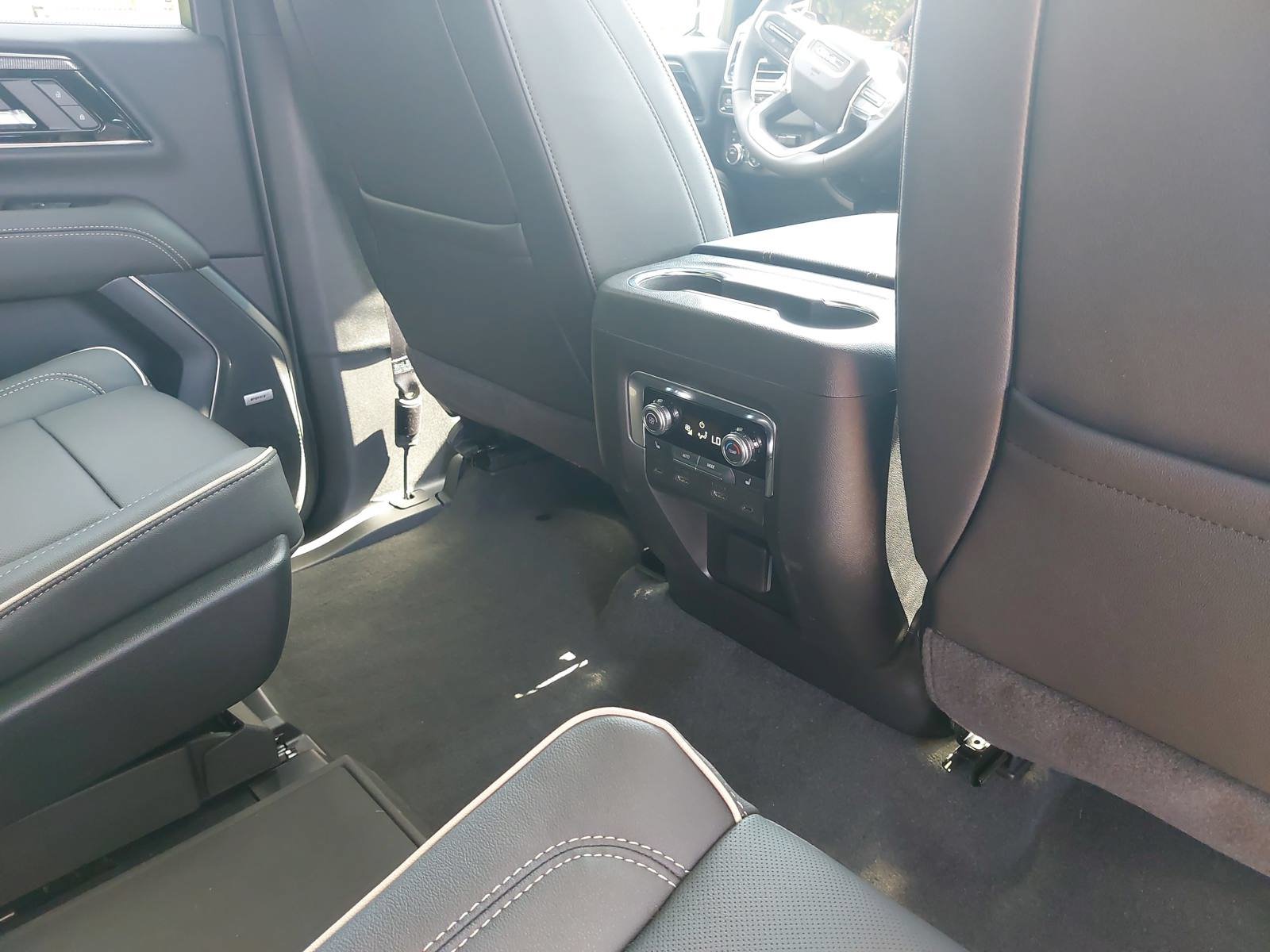 New 2026 GMC Yukon XL Elevation w/ Elevation Premium Package AWD/4WD image 11
