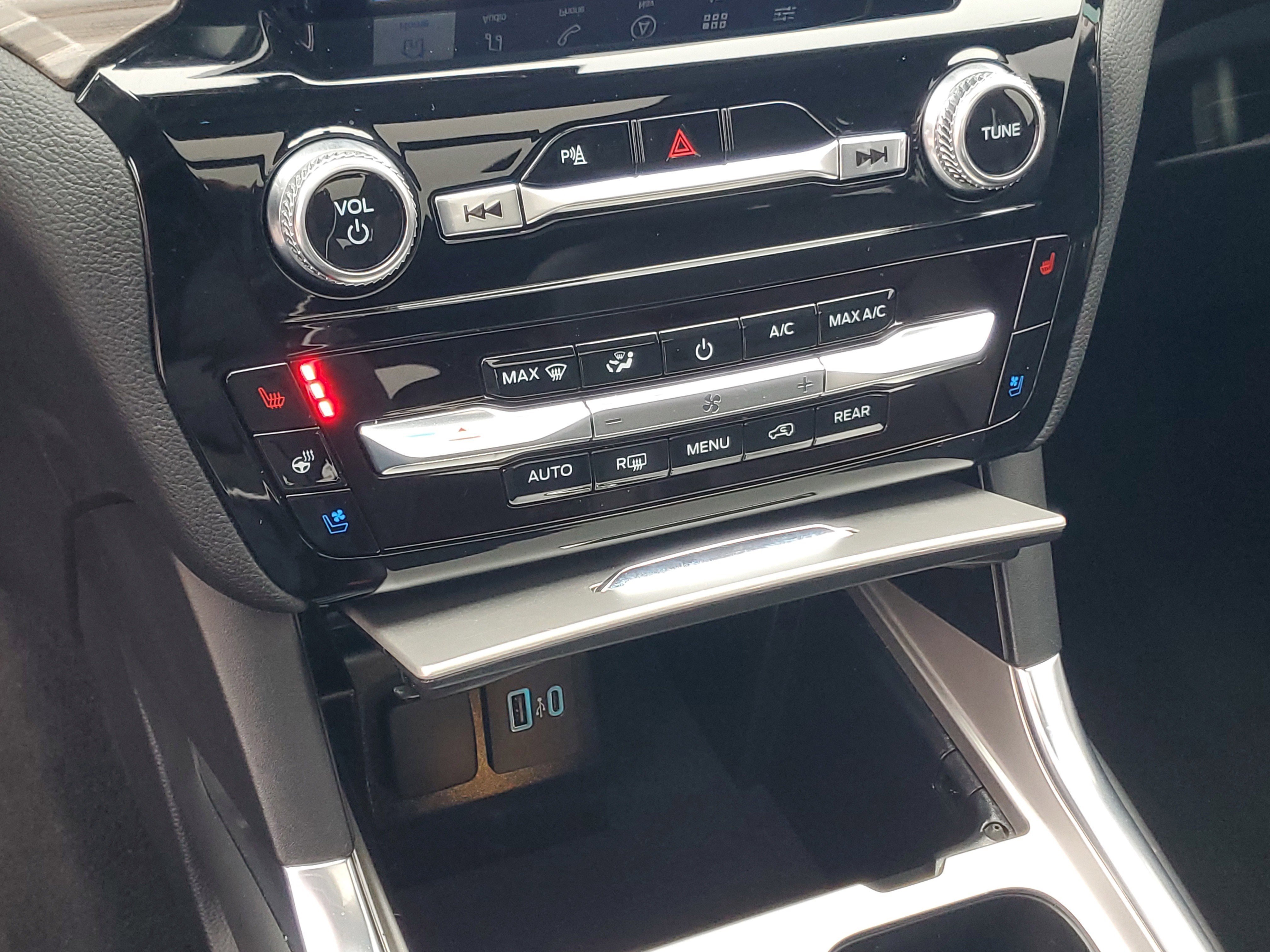 Used 2023 Ford Explorer Limited w/ Limited Technology Package image 18