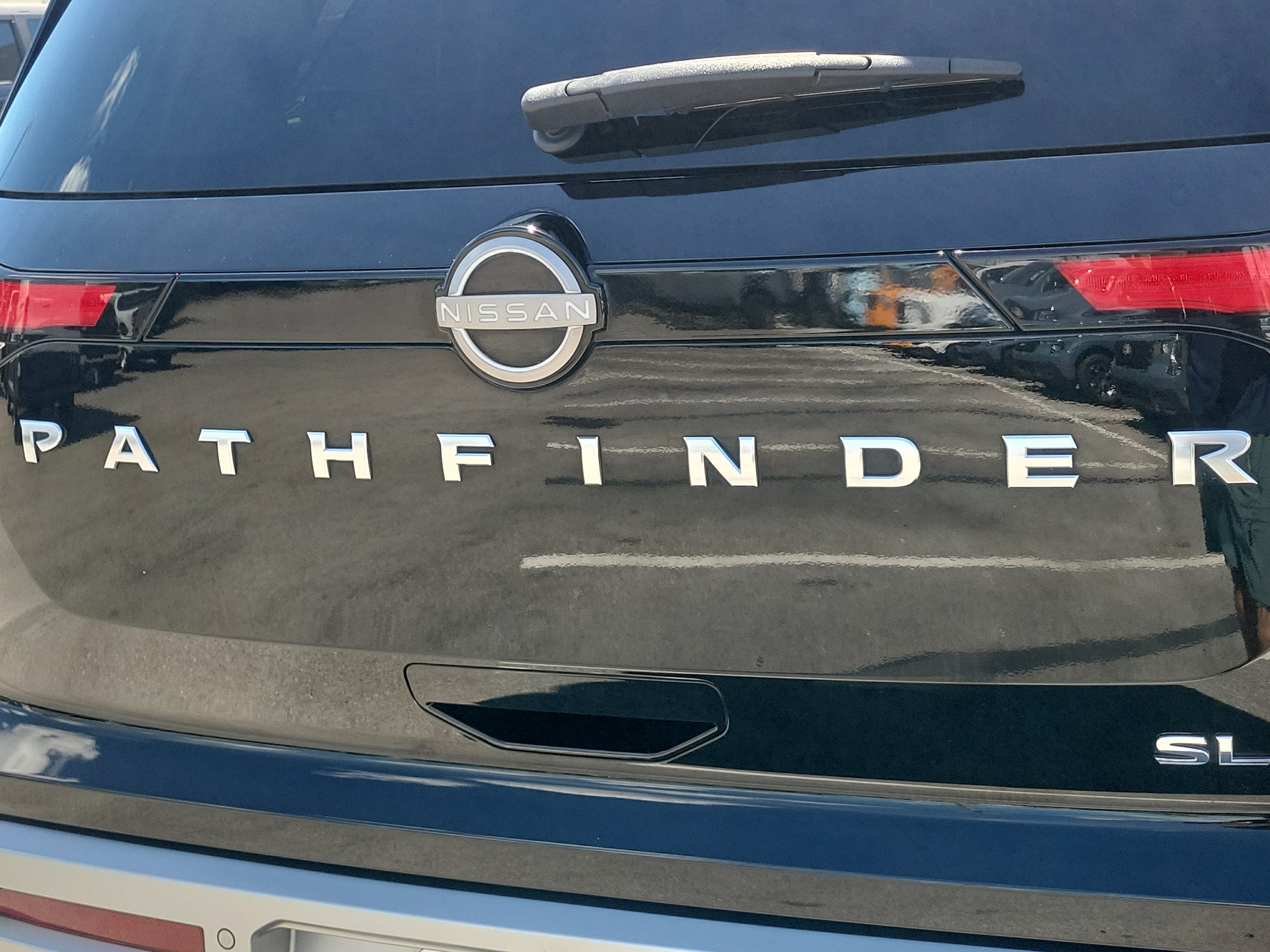 Used 2022 Nissan Pathfinder SL FWD image 31