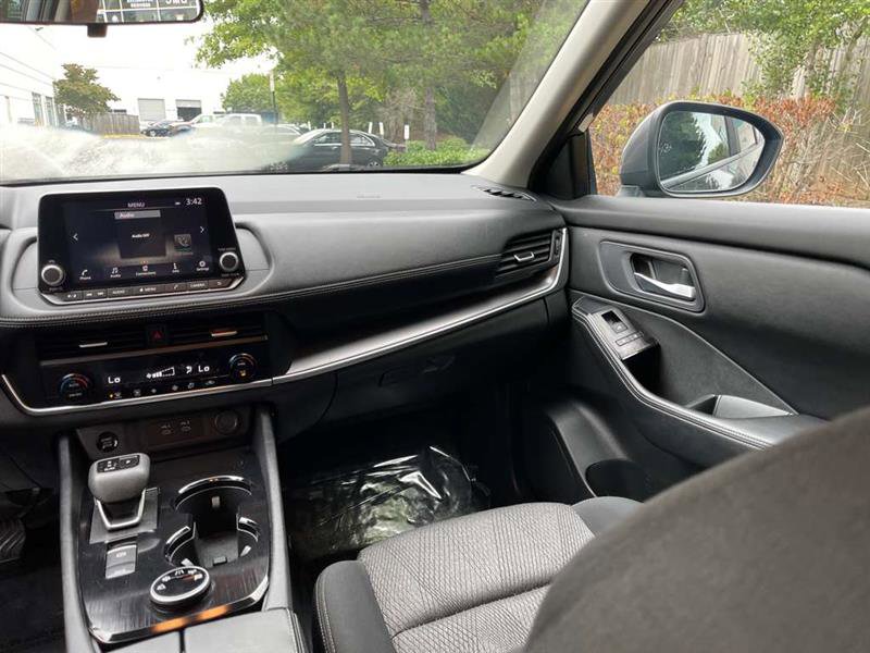 Used 2024 Nissan Rogue SV image 10