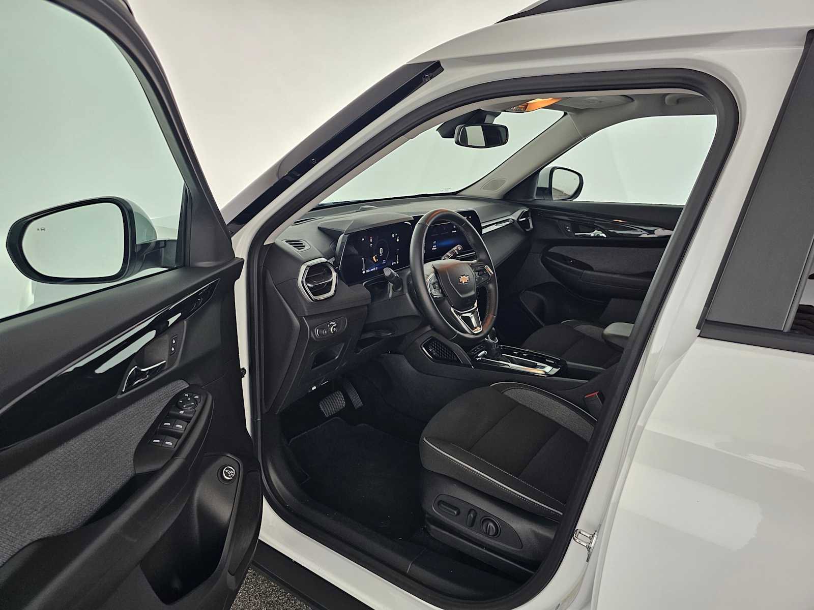 Used 2025 Chevrolet TrailBlazer LT w/ Convenience Package AWD/4WD image 19