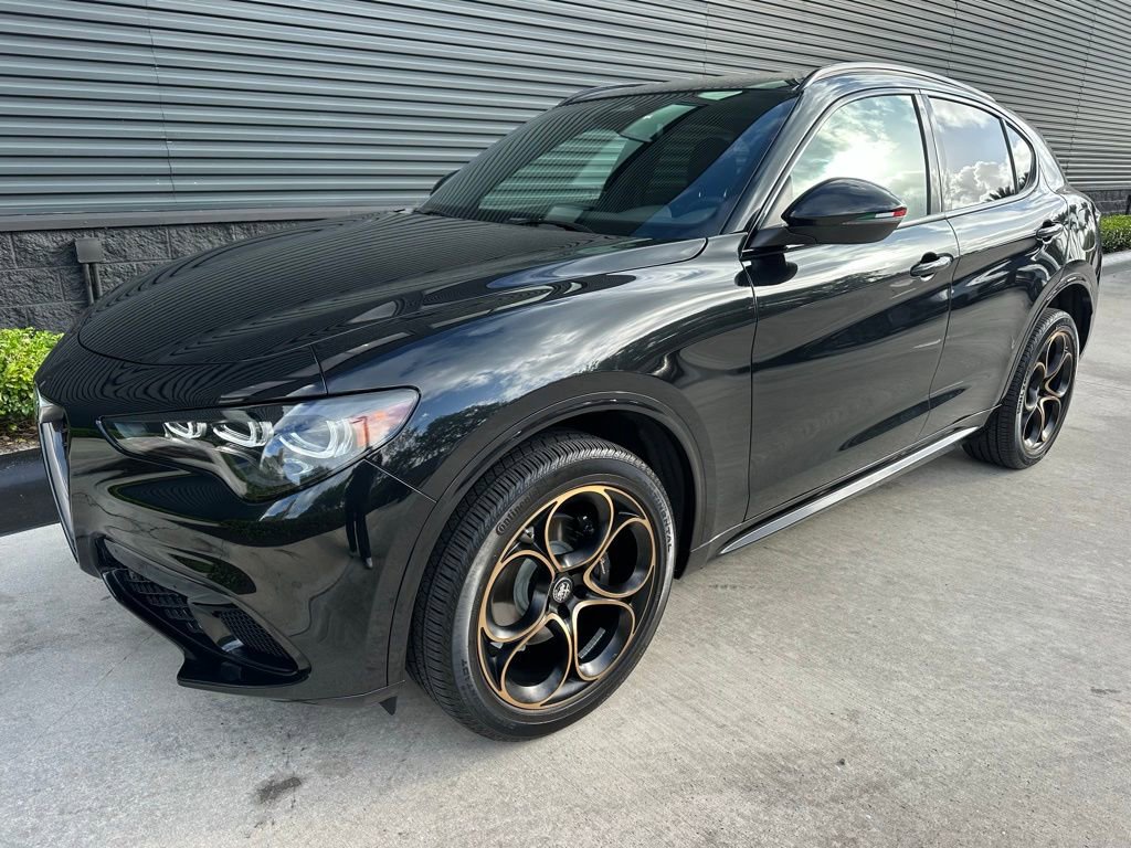 Used 2025 Alfa Romeo Stelvio Sprint AWD/4WD image 7