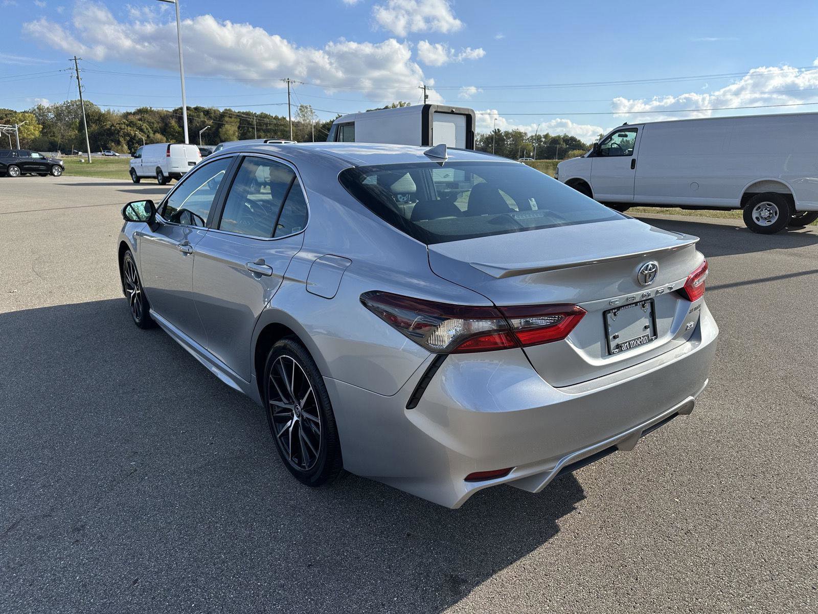 Used 2024 Toyota Camry SE image 3