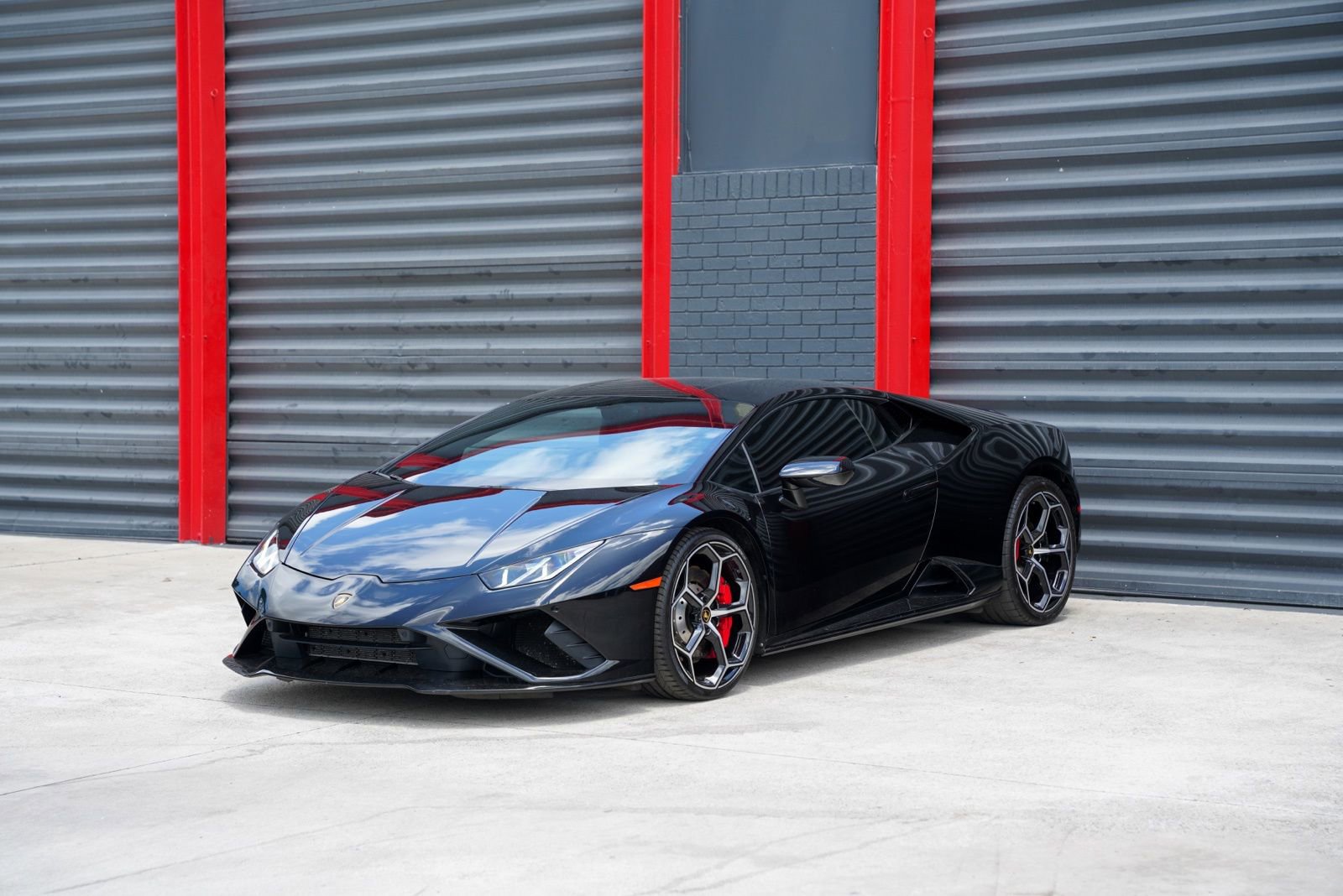 Used 2021 Lamborghini Huracan EVO image 1