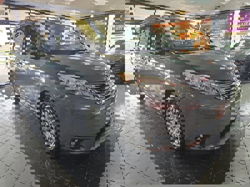 Used 2017 Toyota Sienna XLE w/ XLE Navigation Package image 3