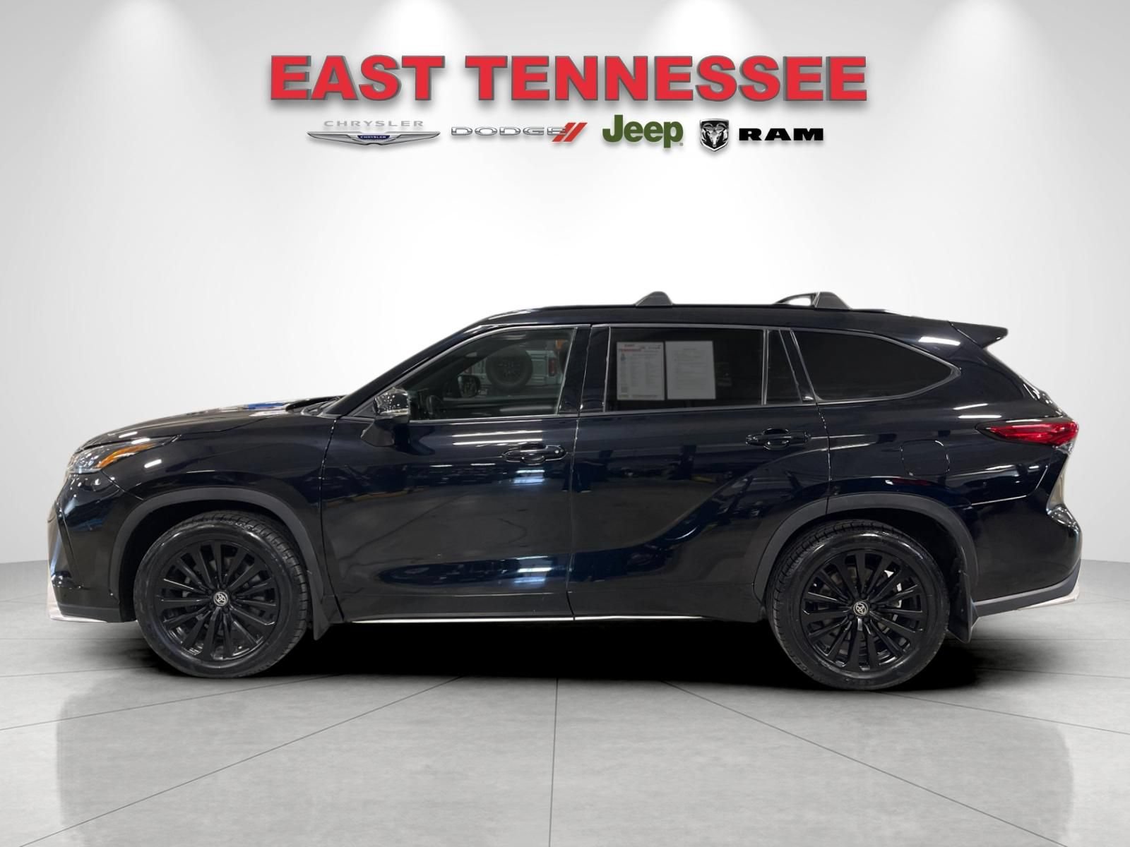 Used 2023 Toyota Highlander XSE FWD image 6
