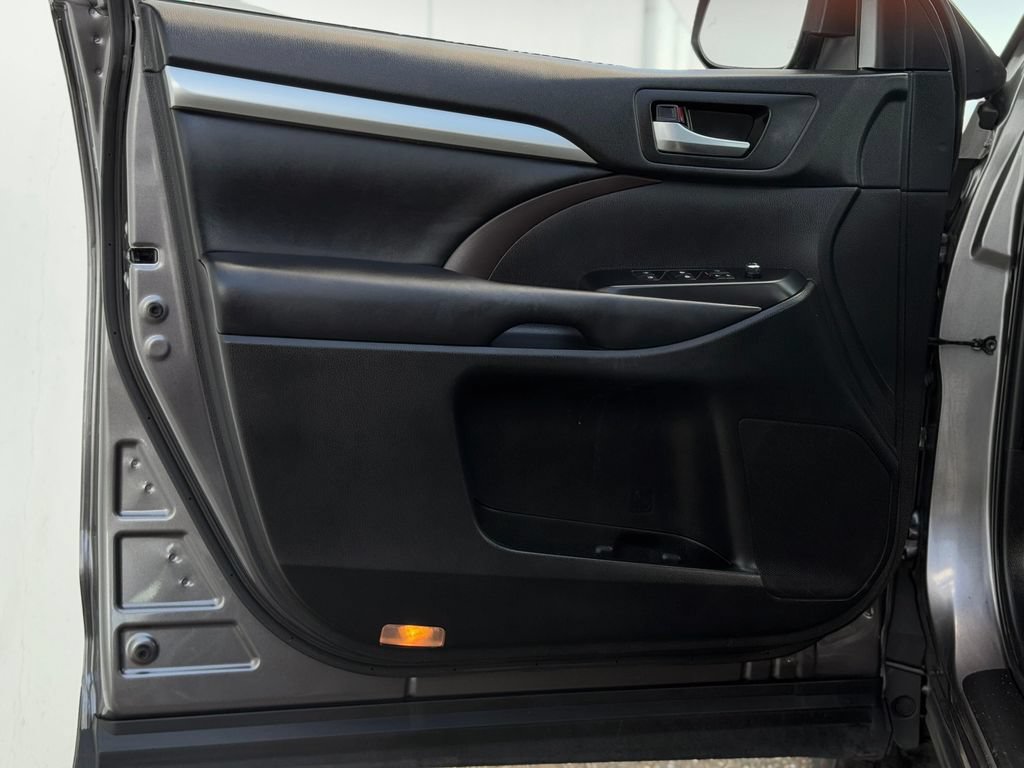 Certified 2019 Toyota Highlander XLE AWD/4WD image 10