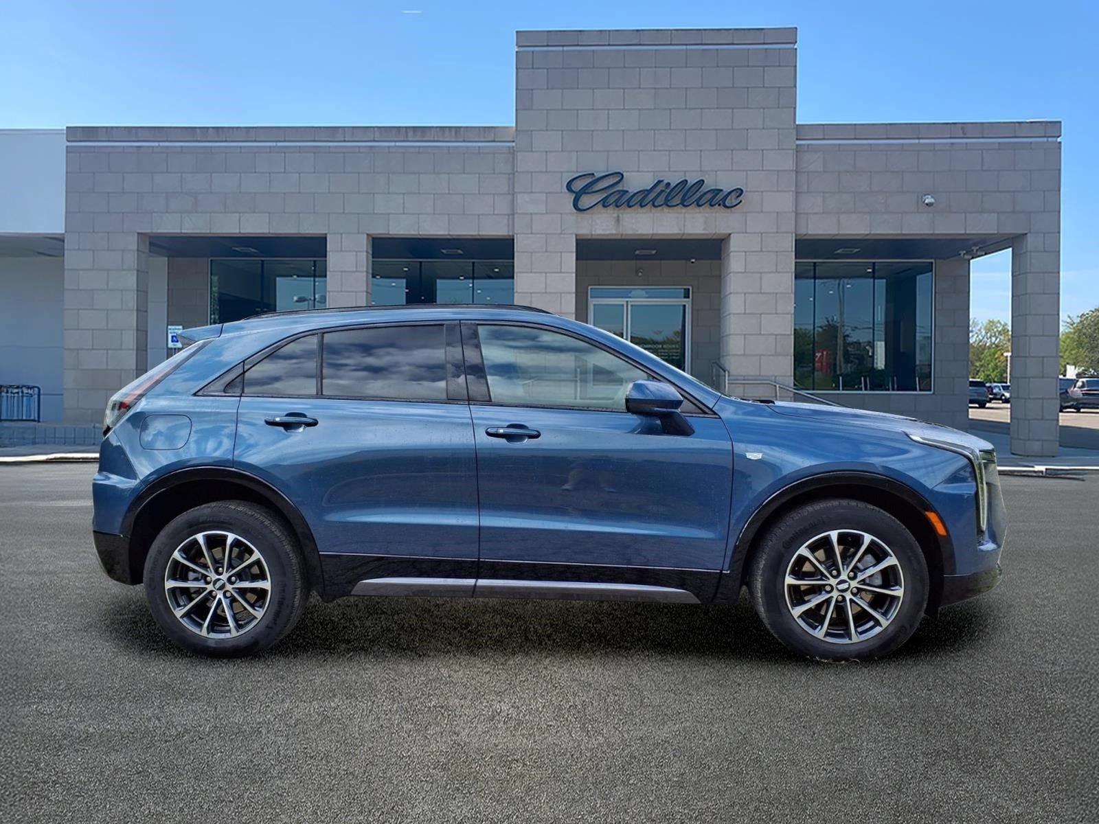 Used 2024 Cadillac XT4 Sport w/ LPO, Floor Liner Package FWD image 4