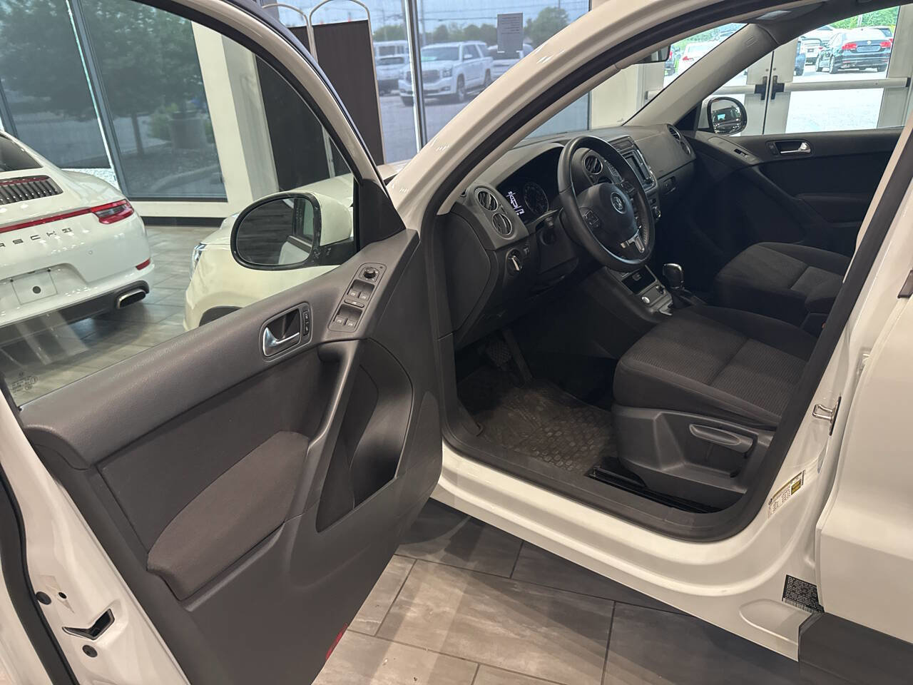 Used 2017 Volkswagen Tiguan Limited w/ Premium Package FWD image 13