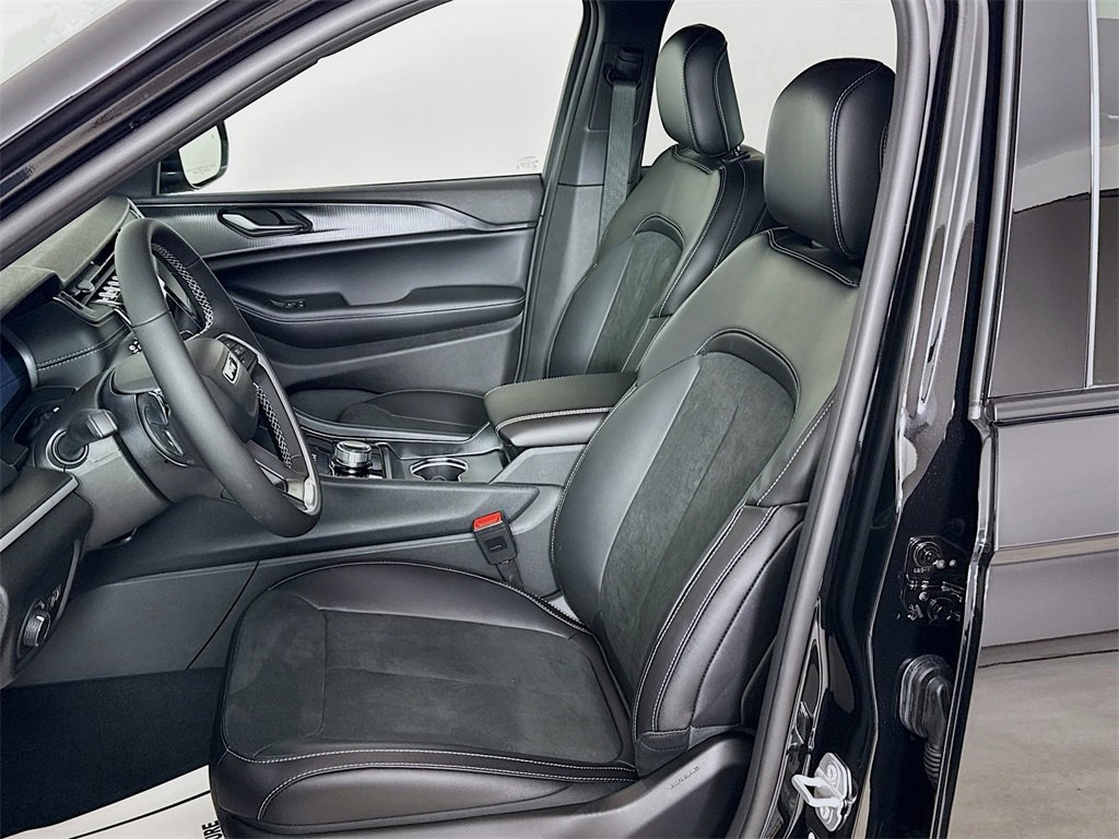 New 2025 Jeep Grand Cherokee Altitude image 22