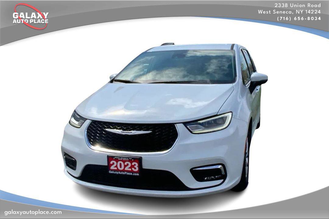 Used 2023 Chrysler Pacifica Touring-L FWD image 2