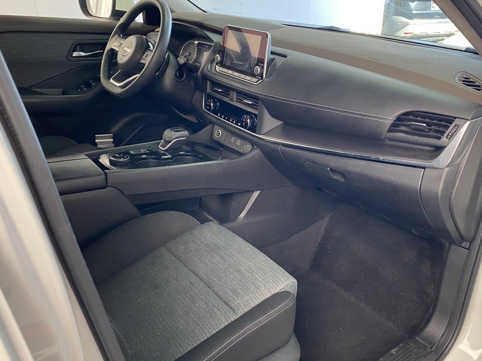 Used 2023 Nissan Rogue SV image 8