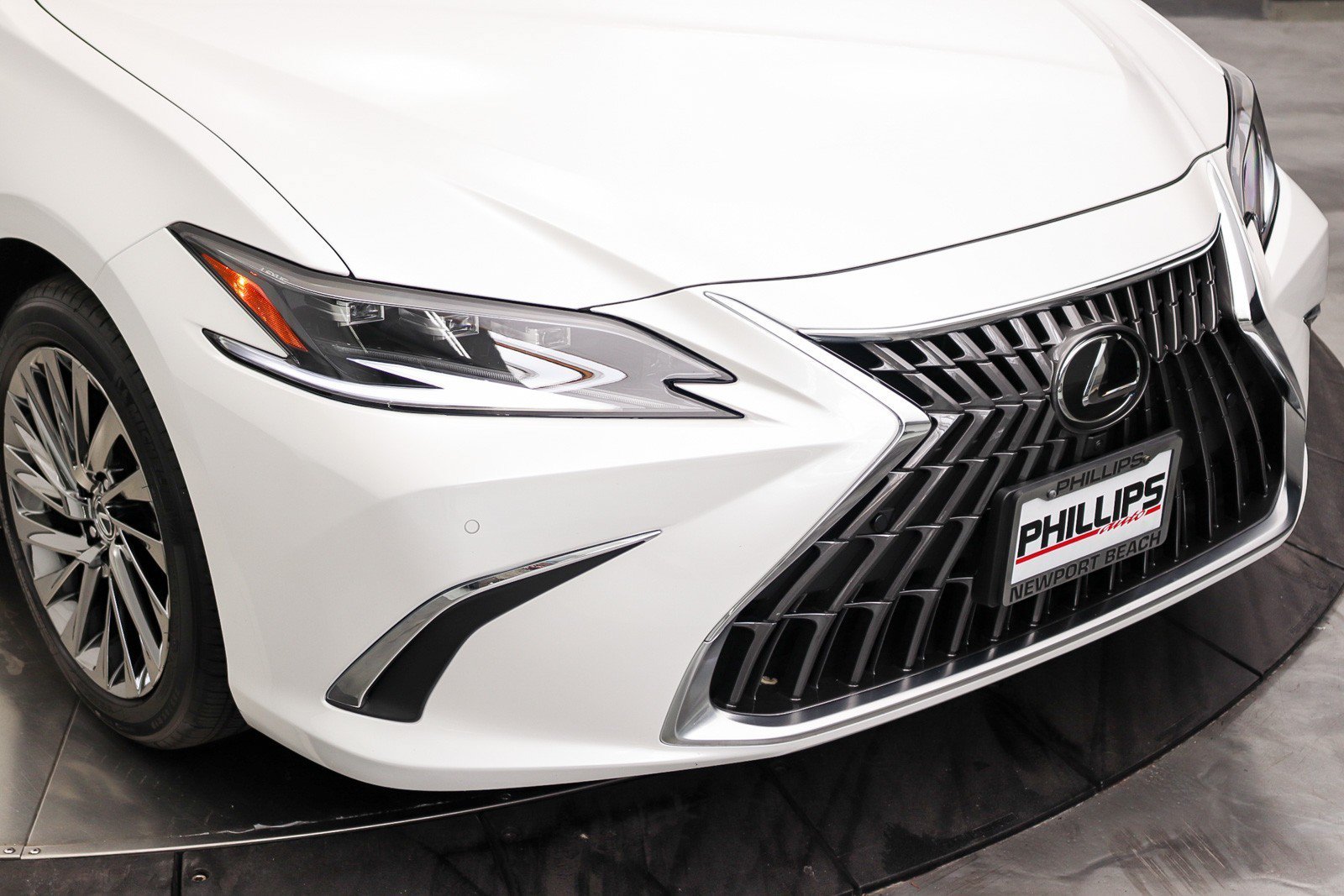 Used 2024 Lexus ES 300h w/ Luxury Package FWD image 11