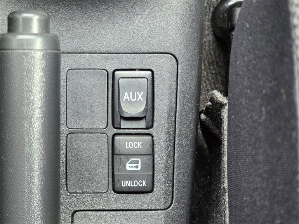 Used 2011 Toyota Yaris Base image 20