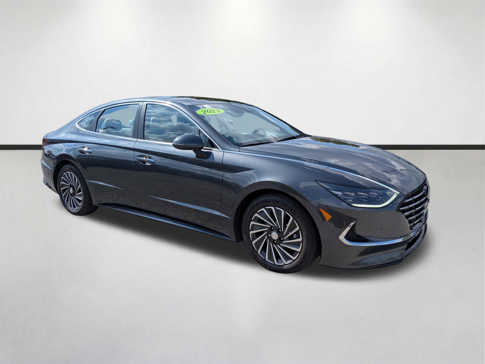 Used 2023 Hyundai Sonata Limited w/ Cargo Package FWD image 2