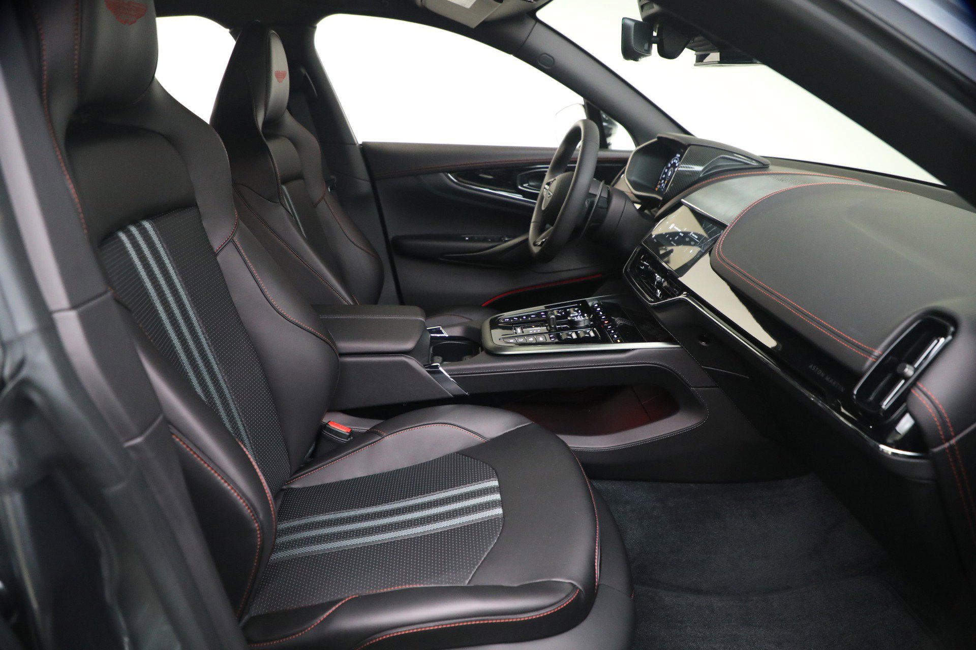 New 2026 Aston Martin DBX 707 image 25