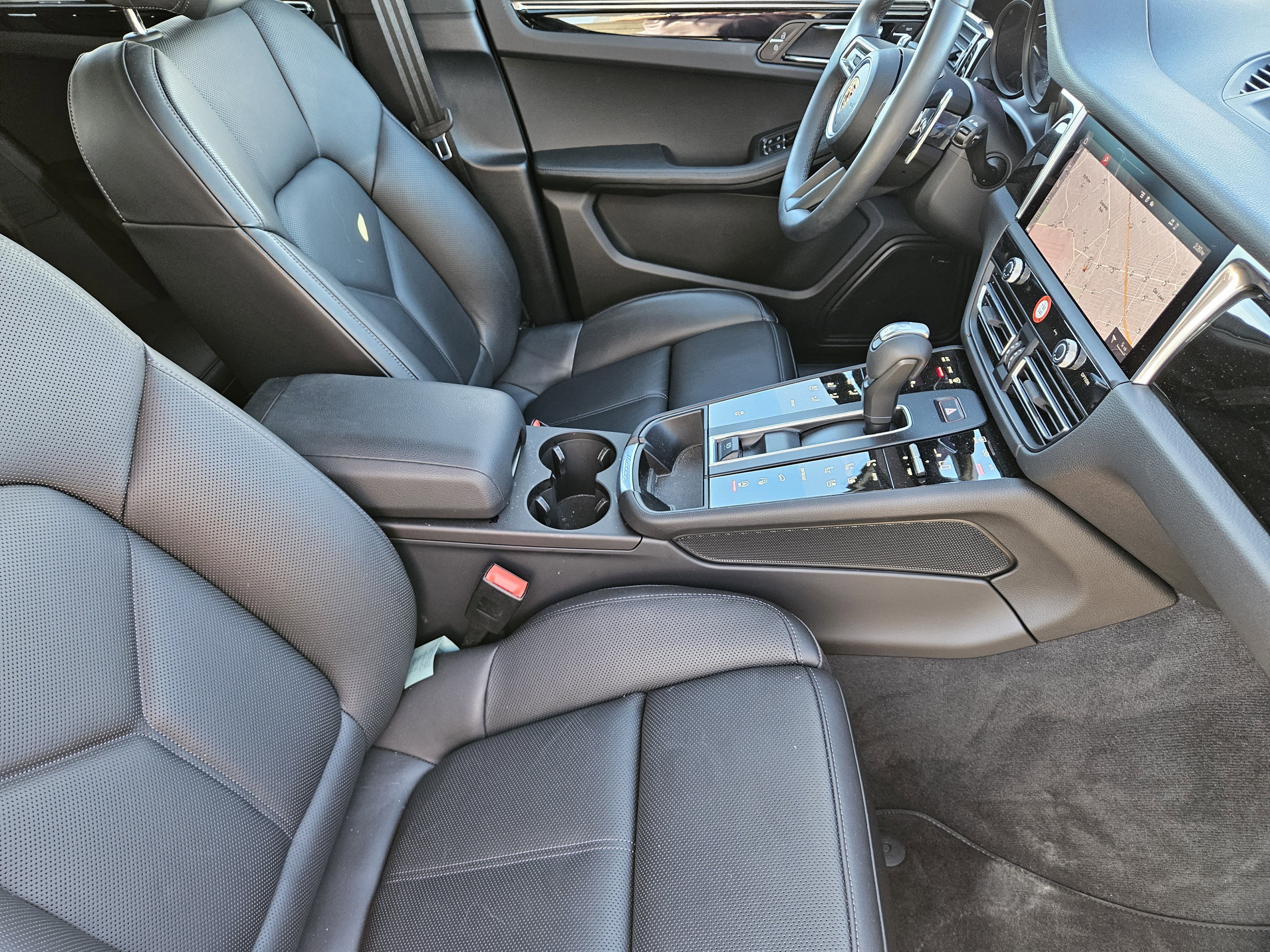 Certified 2025 Porsche Macan image 15