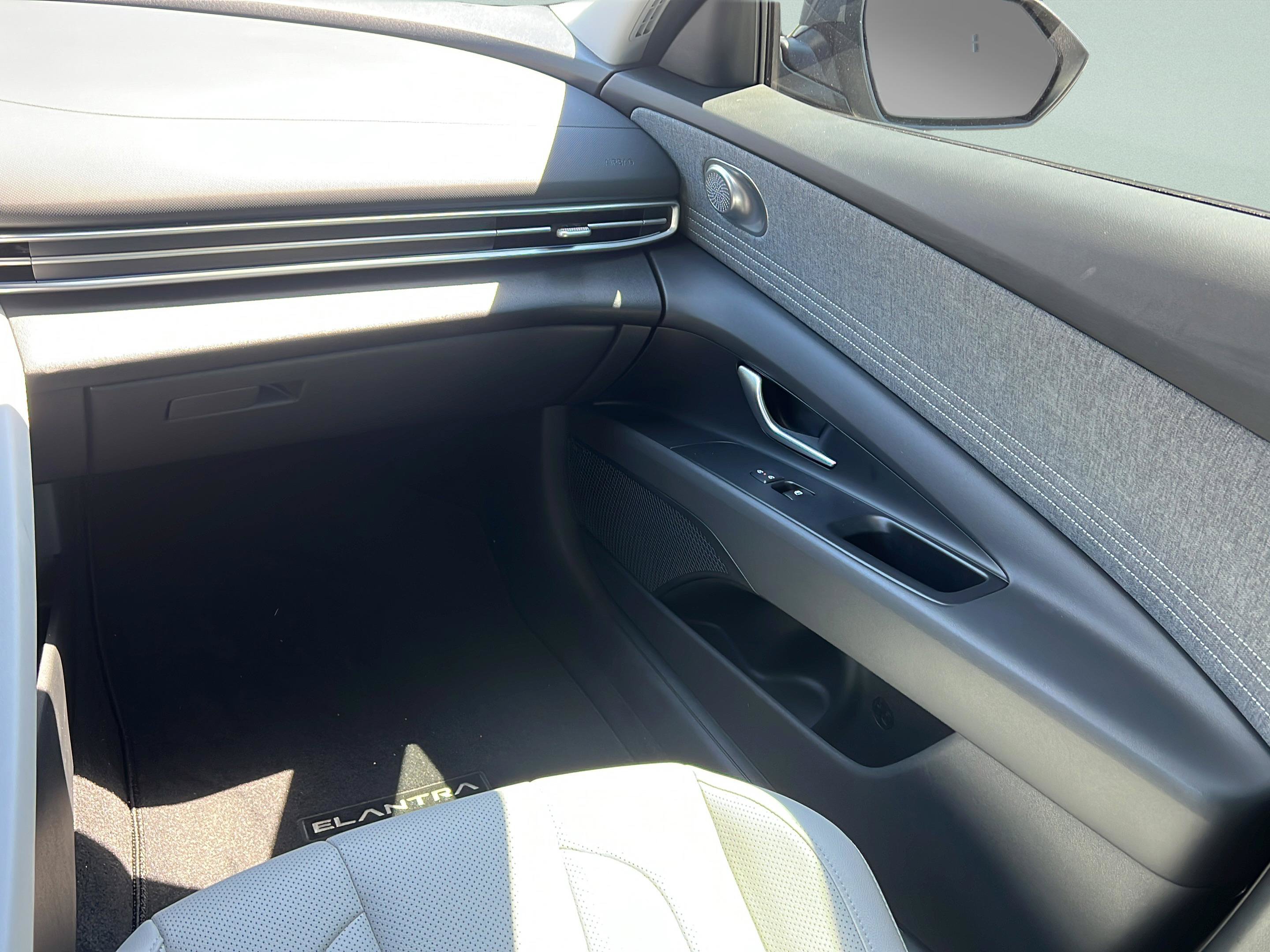 Certified 2025 Hyundai Elantra Limited FWD image 12