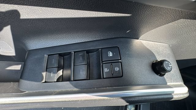 Used 2021 Toyota Highlander XLE AWD/4WD image 19