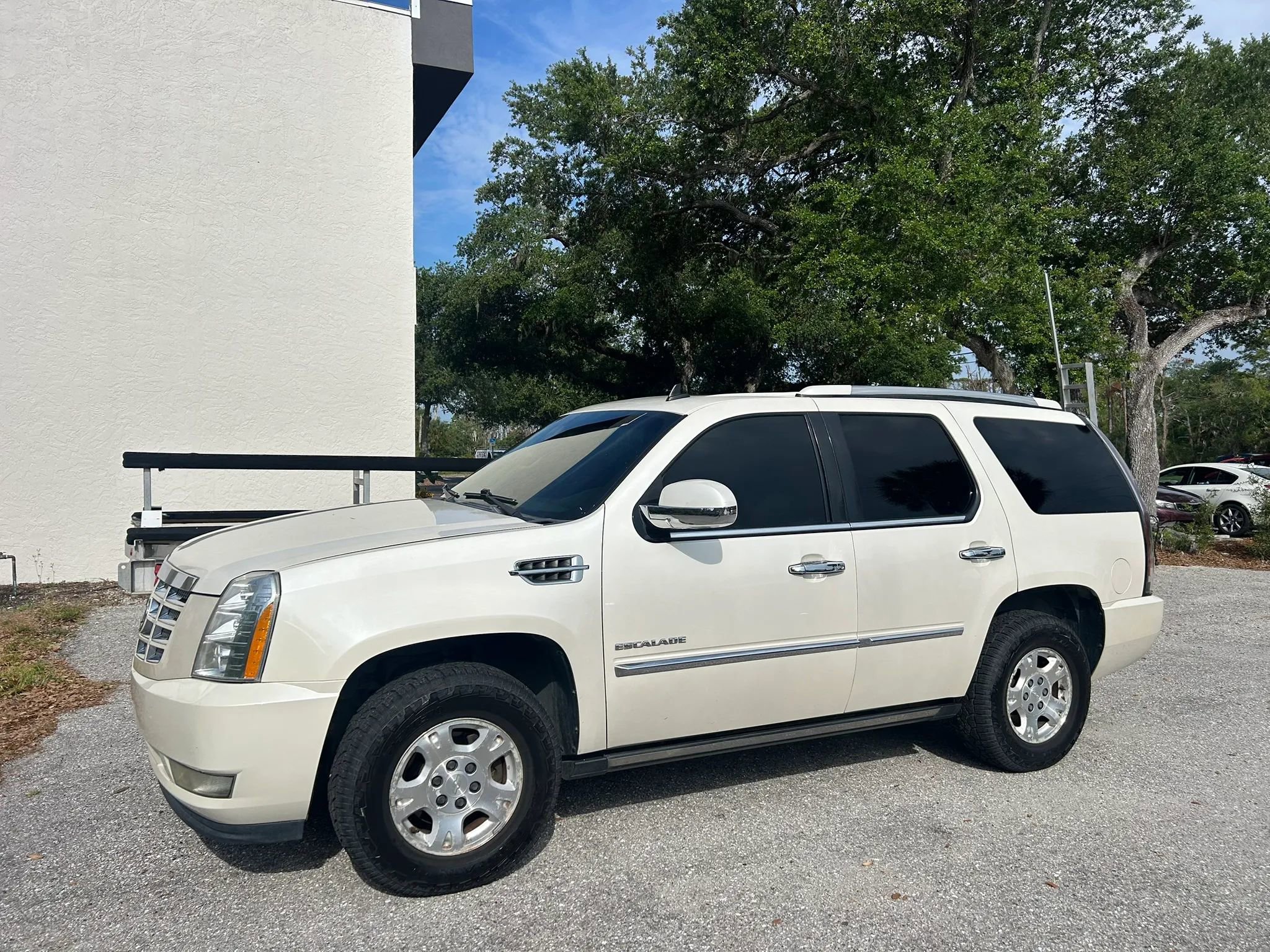 Used 2011 Cadillac Escalade Premium RWD image 4