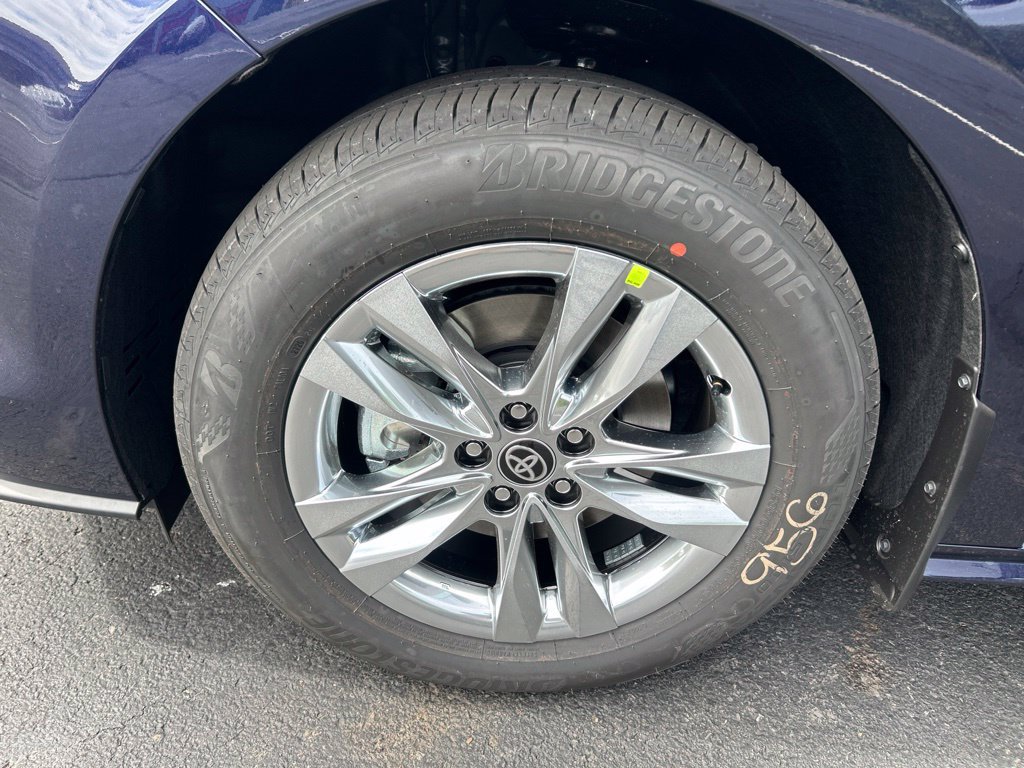 New 2026 Toyota Sienna XLE AWD/4WD image 30
