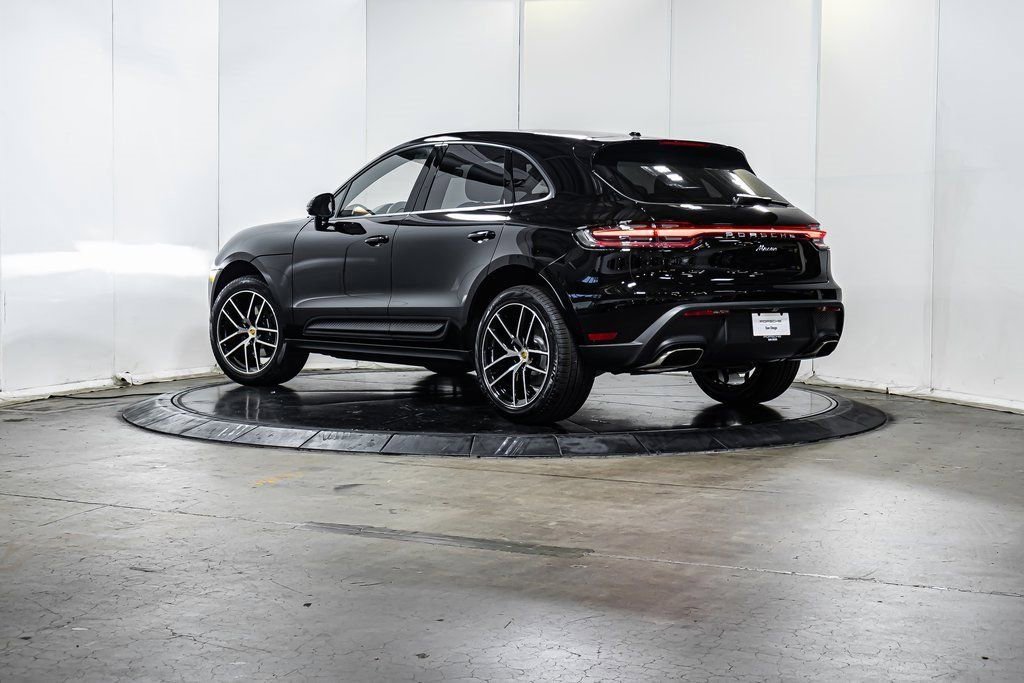Certified 2025 Porsche Macan image 3