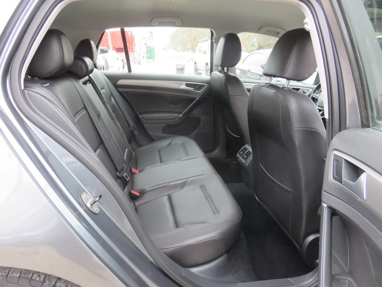 Used 2015 Volkswagen Golf S image 19