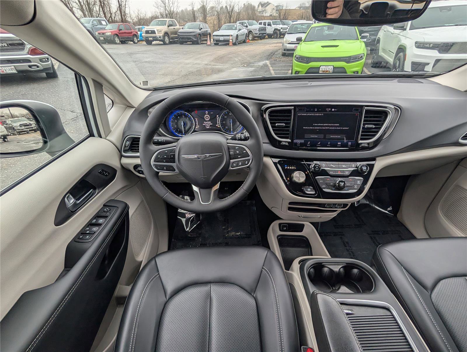 Used 2023 Chrysler Pacifica Touring-L image 17