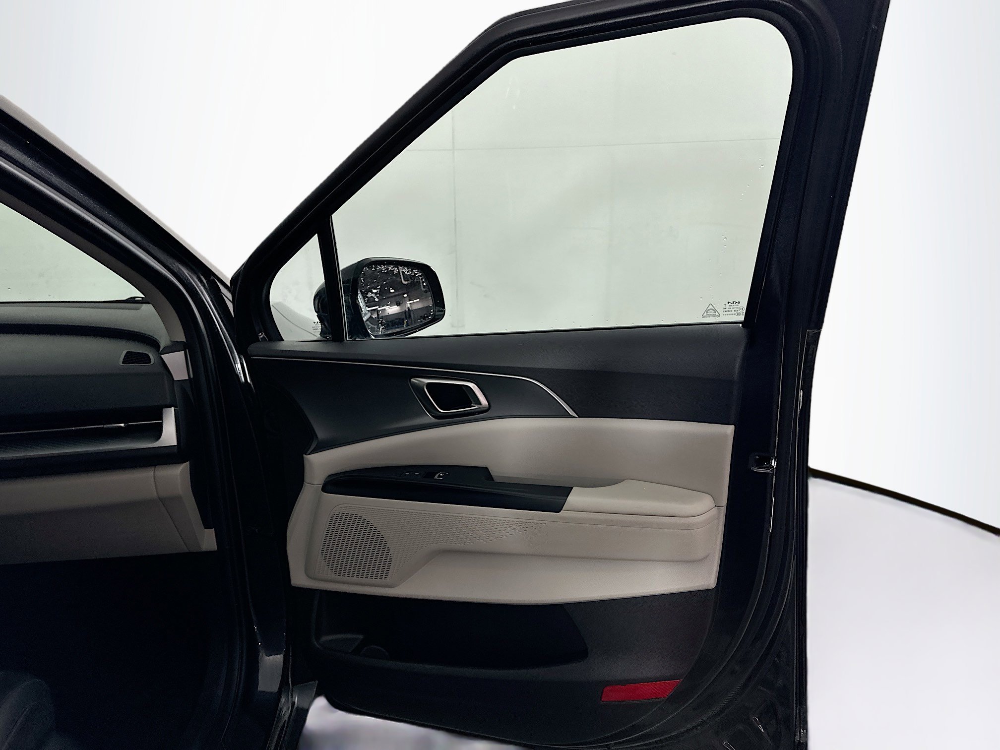 Used 2024 Kia Carnival LX image 31