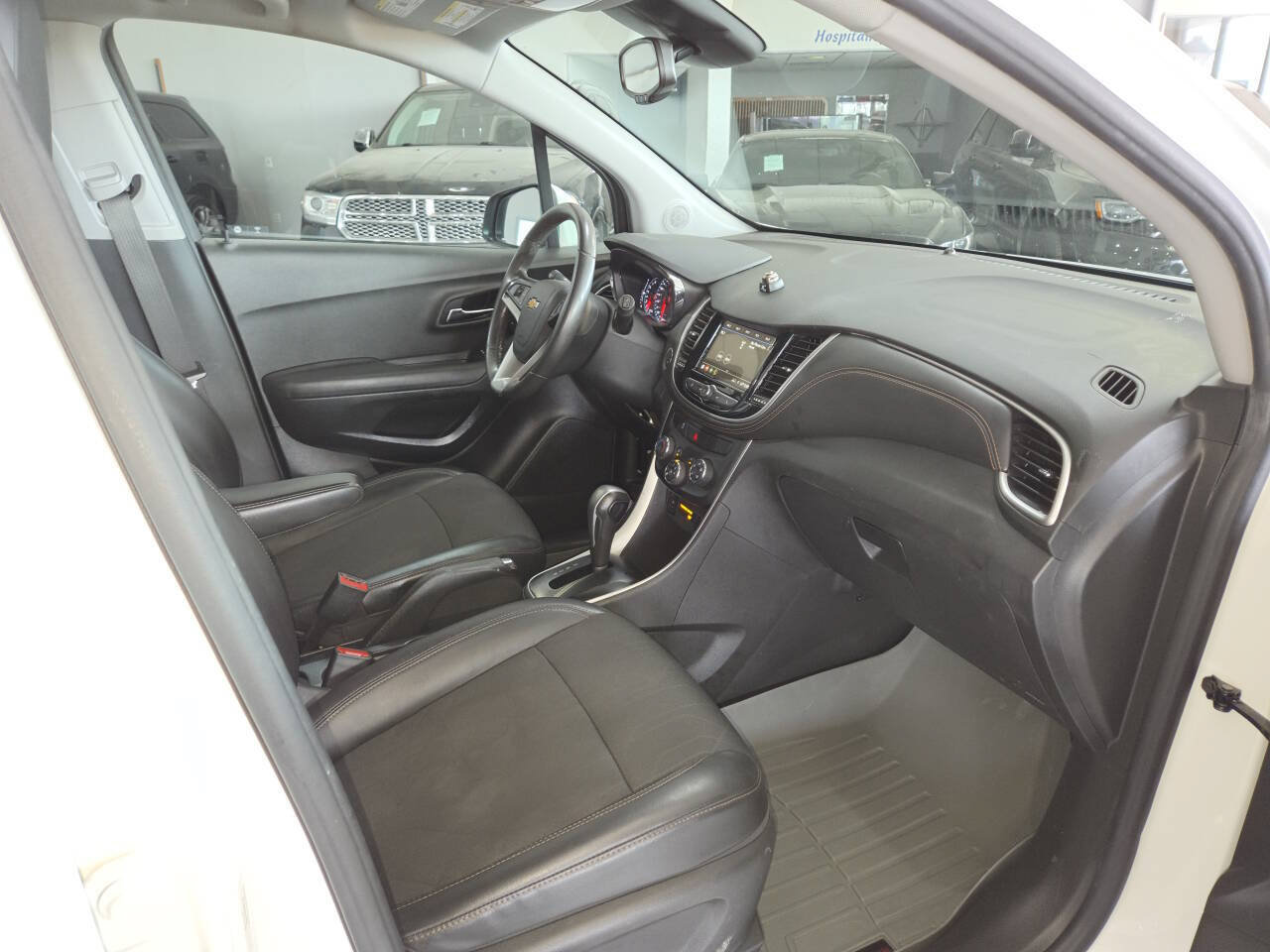 Used 2019 Chevrolet Trax LT w/ LT Convenience Package FWD image 27