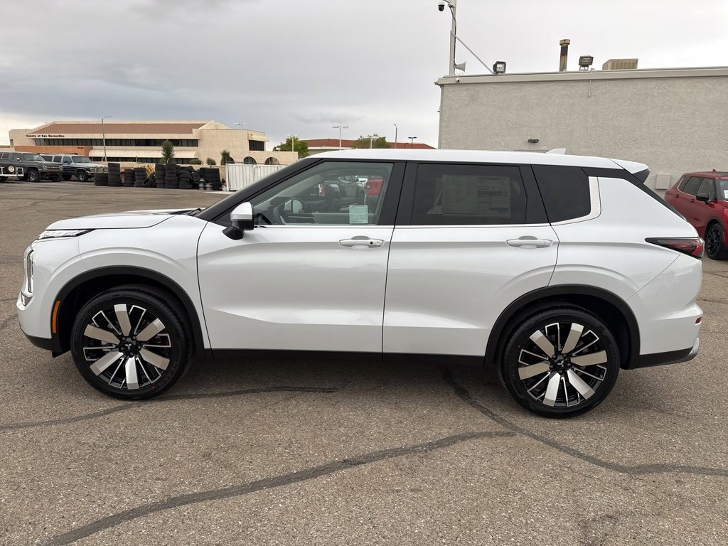 New 2025 Mitsubishi Outlander SE image 4