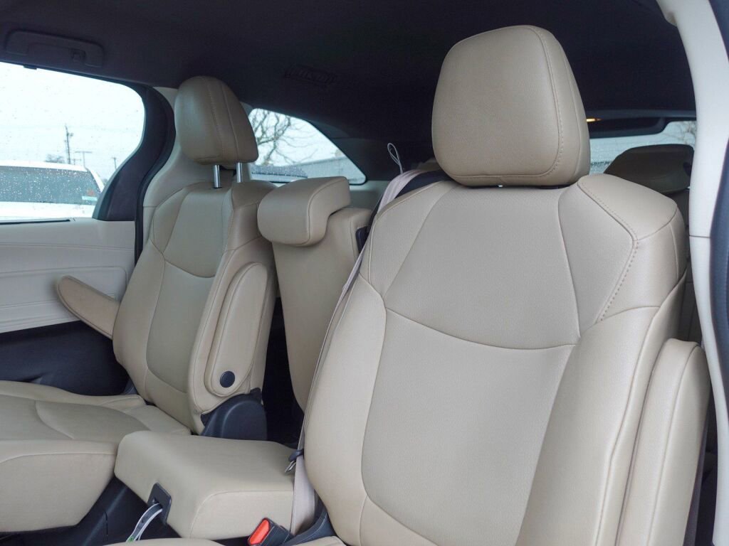 Certified 2024 Toyota Sienna XLE image 11